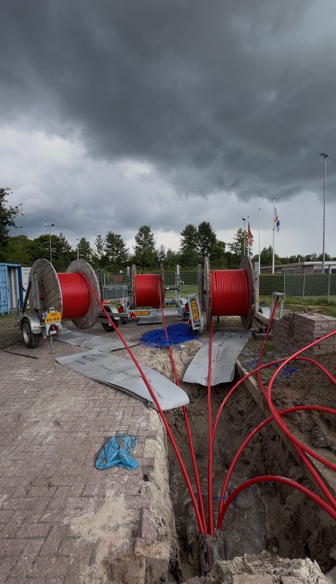Kabelhaspels en trekken van ondergrondse kabels op projectlocatie